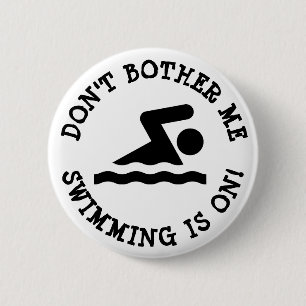 Badge Rond 5 Cm Ne me tracassez pas, en nageant est sur le bouton