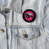 Badge Rond 5 Cm Ne Pas M'Appeler Honey Rose Feminist Honey Badey A (En situation)