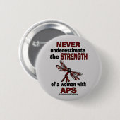 Badge Rond 5 Cm Ne sous-estimez jamais...Femme/libellule...APS (Devant & derrière)