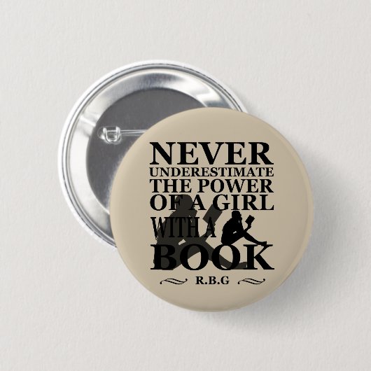 Badge Rond 5 Cm Ne sous-estimez jamais le pouvoir d'une fille avec (Devant & derrière)