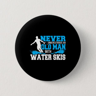 Badge Rond 5 Cm Ne Sous-Estimez Jamais Un Vieux Homme Avec Ski Nau
