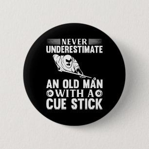 Badge Rond 5 Cm Ne Sous-Estimez Jamais Un Vieux Homme Avec Un Bâto