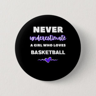 Badge Rond 5 Cm Ne Sous-Estimez Jamais Une Fille Qui Aime Le Baske