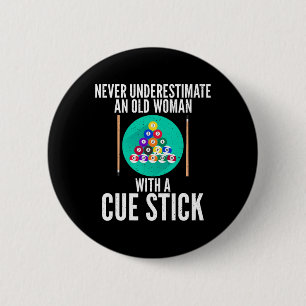 Badge Rond 5 Cm Ne Sous-Estimez Jamais Une Vieille Femme Avec Un B