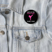 Badge Rond 5 Cm Ne vous laissez pas tromper par la queue de cheval (En situation)