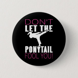 Badge Rond 5 Cm Ne vous laissez pas tromper par la queue de cheval