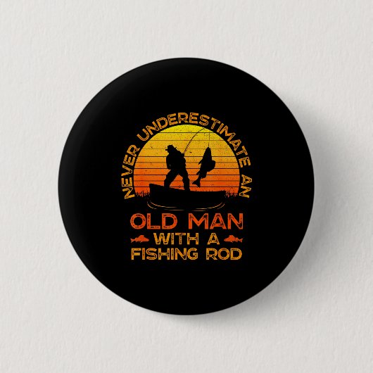 Badge Rond 5 Cm Never Underestimate An Old Man With A Fishing Rod  (Devant)