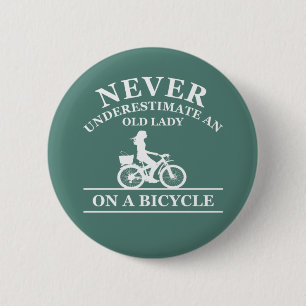 Badge Rond 5 Cm never underestimate an old woman on a bicycle