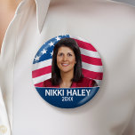 Badge Rond 5 Cm Nikki Haley - Photo de campagne avec drapeau améri<br><div class="desc">Un design classique avec une photo de Nikki Haley au-dessus d'un drapeau américain agitant. L'année peut être changée en ligne ou en position de balise. Une campagne classique pour une élection présidentielle.</div>