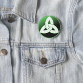 Badge Rond 5 Cm Noeud celtique de trinité (En situation)