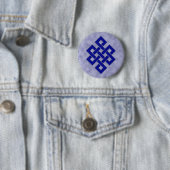 Badge Rond 5 Cm Noeud éternel sur le bouton de nuages (En situation)