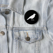 Badge Rond 5 Cm Noir avec une corneille blanche (En situation)