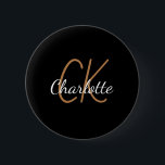 Badge Rond 5 Cm Noir or monogramme initiales nom minimaliste<br><div class="desc">Arrière - plan noir,  texte doré et blanc. Personnalisez et ajoutez vos initiales et votre nom de monogramme. Le nom est écrit avec un script de style à la main simple.</div>