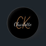 Badge Rond 5 Cm Noir or monogramme initiales nom minimaliste<br><div class="desc">Arrière - plan noir,  texte doré et blanc. Personnalisez et ajoutez vos initiales et votre nom de monogramme. Le nom est écrit avec un script de style à la main simple.</div>
