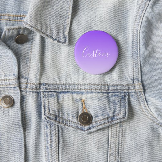 Badge Rond 5 Cm Nom du script curatif et Ombre violet clair modifi (En situation)