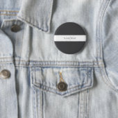 Badge Rond 5 Cm Nom élégant et monogramme | Gris foncé et clair (En situation)