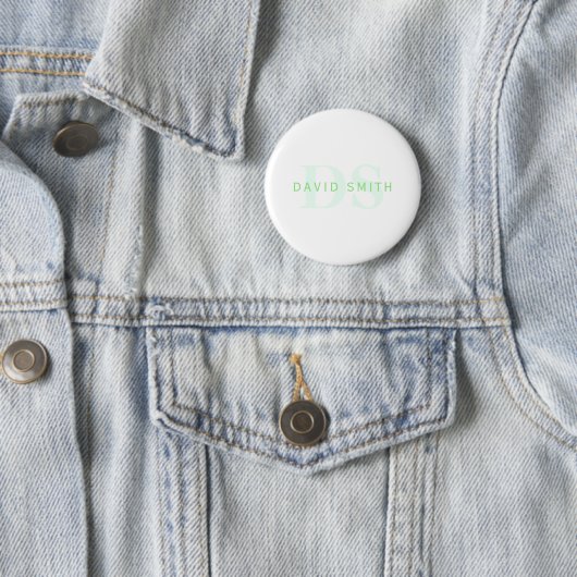 Badge Rond 5 Cm Nom et monogramme modernes | Vert et blanc (En situation)