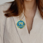 Badge Rond 5 Cm Notes de musique or à 70e anniversaire sur bleu tu<br><div class="desc">Turquoise arrière - plan bleu vert avec des notes de musique faux or pour une fête de 70ème anniversaire. Modèles pour l'âge de 70 ans et nom. Le nom est écrit dans un script de style écrit à la main. Lettres d'or et nombre. Pour lui et elle.</div>