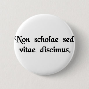 Badge Rond 5 Cm Nous apprenons pas pour l'école, mais pendant la