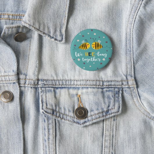 Badge Rond 5 Cm Nous BEE long avec les abeilles et les fleurs Vale (En situation)