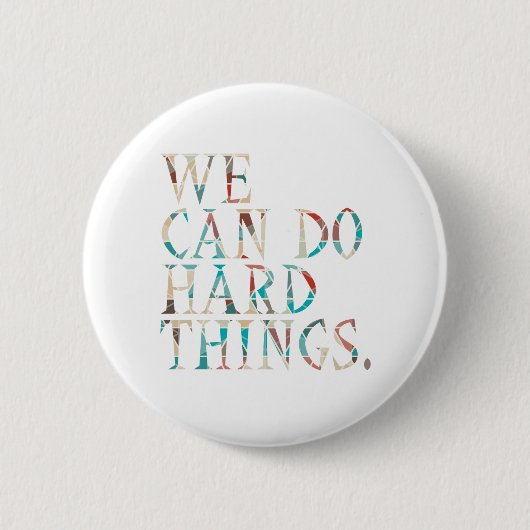 Badge Rond 5 Cm Nous Pouvons Faire Des Choses Dures, Design 1 (Devant)