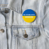 Badge Rond 5 Cm Nous sommes avec l'Ukraine | Afficher le support (En situation)