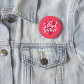 Badge Rond 5 Cm Nous Sommes Ensemble (En situation)