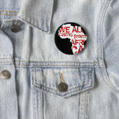 BADGE ROND 5 CM NOUS TOUS SOMMES VENUS D'AFRIQUE (En situation)
