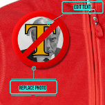 Badge Rond 5 Cm Nouveau symbole anti-Trump<br><div class="desc">De nombreux Américains,  et même certains Républicains,  ne peuvent se résoudre à soutenir Donald Trump. Dans un article publié sur le site du Daily Kos,  le blogueur 'Xirxon' a proposé ce logo comme simple du mouvement anti-Trump. Lisez son article et portez fièrement ce bouton. http://www.dailykos.com/story/2016/11/30/1605505/-A-simple-anti-Trump-symbol-for-any-purpose</div>