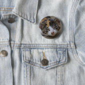 Badge Rond 5 Cm Noyer Calico Kitten (En situation)
