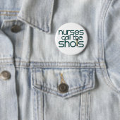 Badge Rond 5 Cm Nurses Call The Shots (En situation)