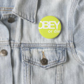 BADGE ROND 5 CM OBÉISSEZ OU MOUREZ (En situation)