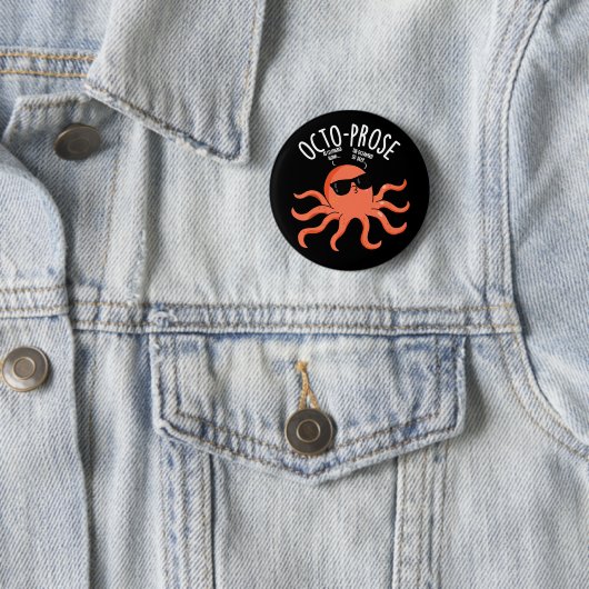 Badge Rond 5 Cm Octo-prose Funny Octopus Pun Dark BG (En situation)