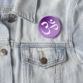 Badge Rond 5 Cm Om, en violet et blanc (En situation)