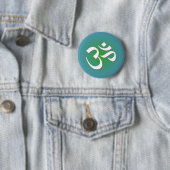 Badge Rond 5 Cm OM indou - symbole de méditation (En situation)