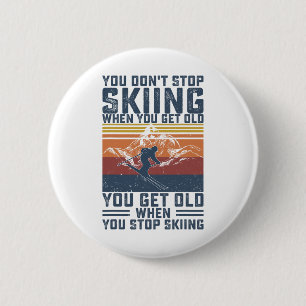Badge Rond 5 Cm On Ne Cesse De Skier Quand On Devenons Vieux Skieu