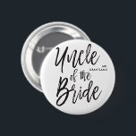 Badge Rond 5 Cm Oncle du mariage de manuscrit de la jeune mariée |<br><div class="desc">Faites l'oncle des frais supplémentaires de sensation de jeune mariée appréciés avec ce bouton fait sur commande spécial.

Il comporte les mots "oncle de la jeune mariée" dans un manuscrit élégant.</div>