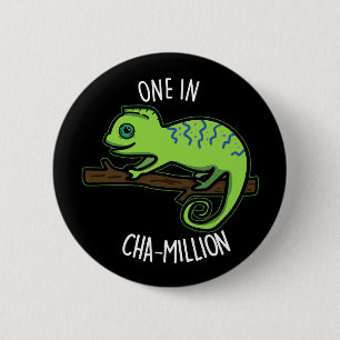 Badge Rond 5 Cm One In Cha-Million Funny Chameleon Pun Dark BG