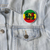 Badge Rond 5 Cm One Love, Reggae design avec des couleurs reggae (En situation)