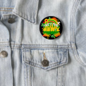 Badge Rond 5 Cm One One Love Rasta Pin (En situation)