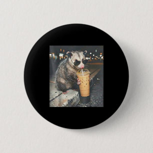 Badge Rond 5 Cm Opossum buvant un café glacé mème animal drôle