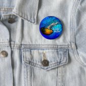Badge Rond 5 Cm Orange Jellyfish Blue Ocean Go With the Flow (En situation)