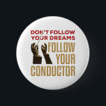 Badge Rond 5 Cm Orchestre Conducteur Funny Suivez votre chef<br><div class="desc">Conception amusante de chef d'orchestre pour les hommes ou les femmes avec le poste de directeur de musique de diriger un orchestre,  opéra,  concert musical ou symphonie. L'oeuvre montre des mains tenant du bâton et dit : "Ne suivez pas vos rêves suivez votre chef d'orchestre."</div>