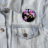 Badge Rond 5 Cm Orchidée blanche et violette (En situation)