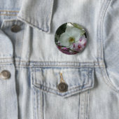 Badge Rond 5 Cm Orchidées blanches et violettes (En situation)
