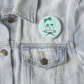 Badge Rond 5 Cm Os croisés de crâne et de ciseaux de coiffeur - (En situation)