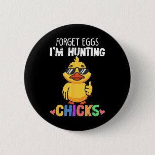 Badge Rond 5 Cm Oublie les œufs je chasse les poussins Funny Easte