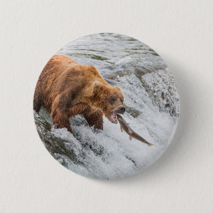 Badge Rond 5 Cm Ours brun attrape un saumon rouge