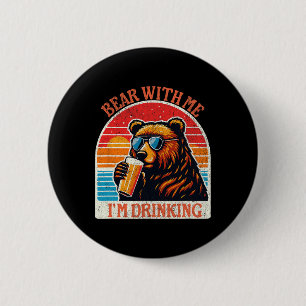 Badge Rond 5 Cm Ours buvant de la bière à l'extérieur drôle de gri
