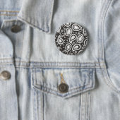 Badge Rond 5 Cm Paisley sur le bouton noir (En situation)